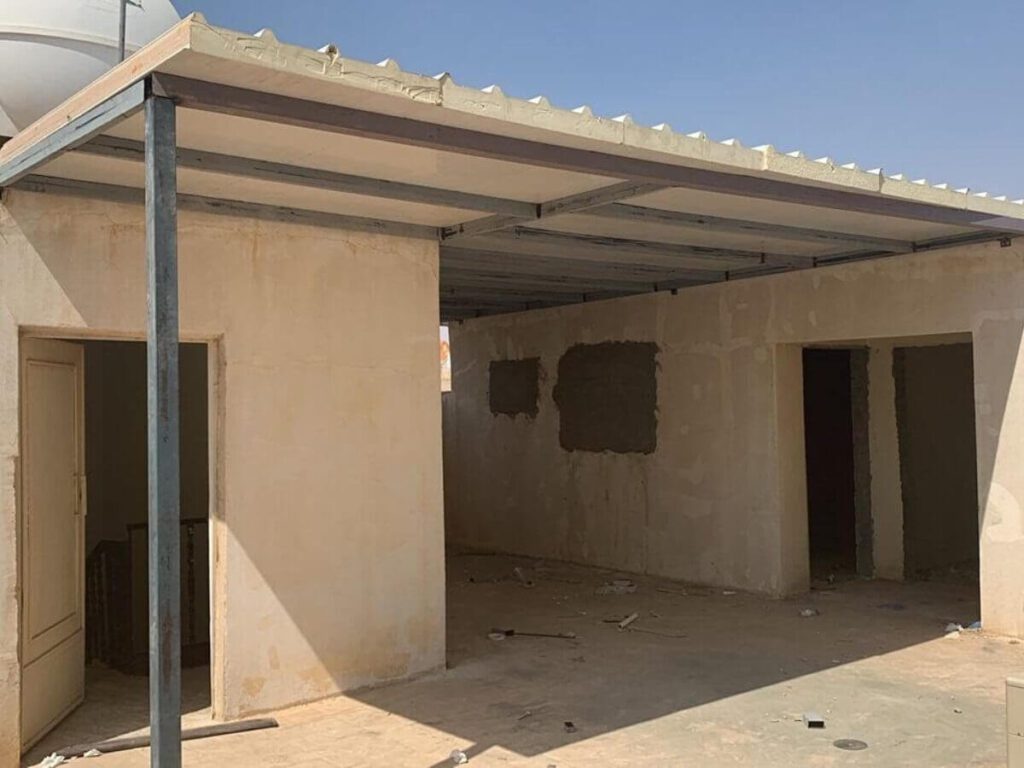 فن المملكة للمظلات وبناء ملاحق لتركيب أسقف الساندوتش بانل العازل حراري في جدة